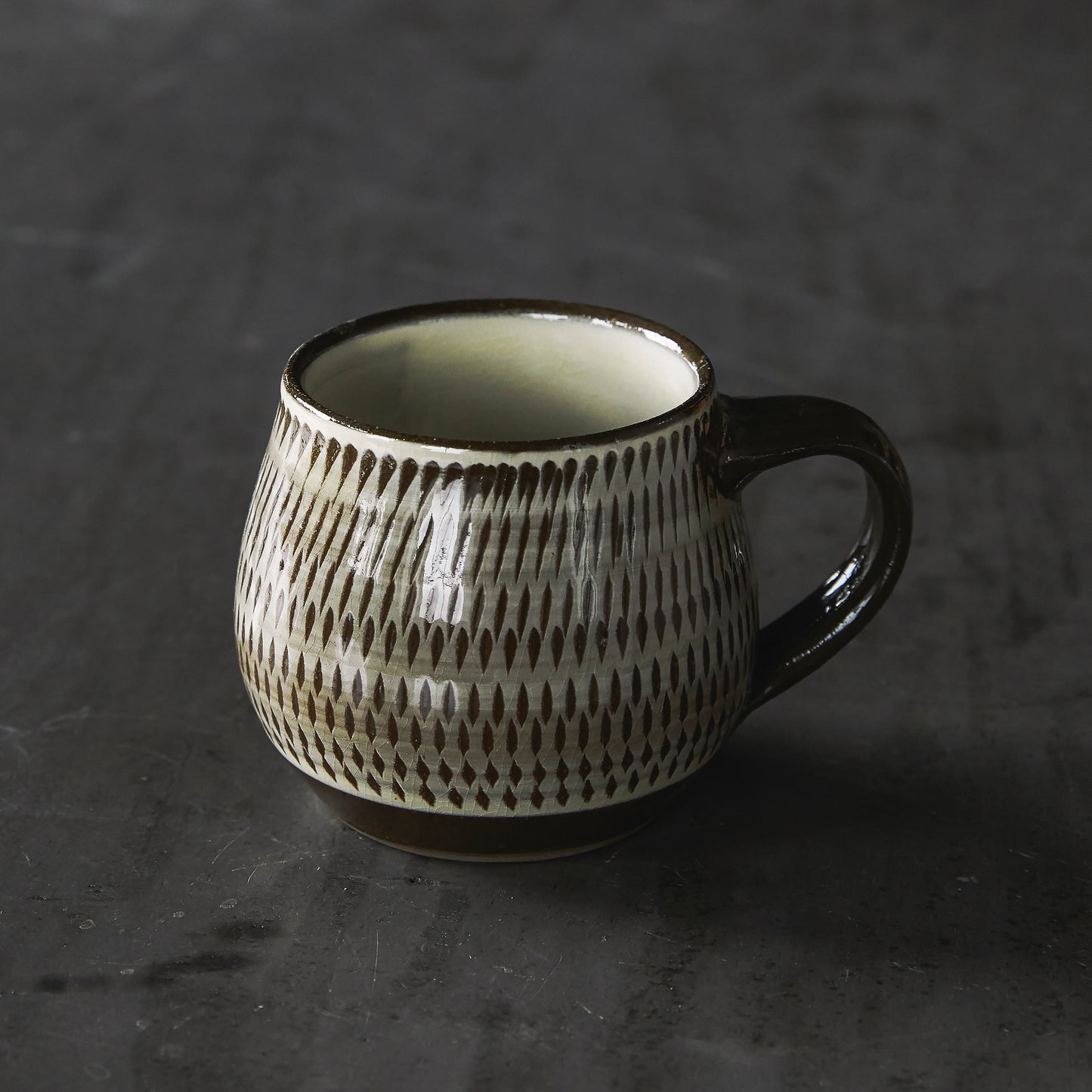 小鹿田焼(坂本拓磨)マグ 白 飛びかんな