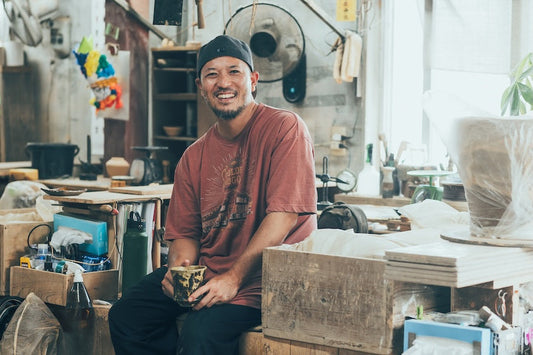 壺屋焼の伝統を未来へ。陶眞窯が続ける、変⾰という選択