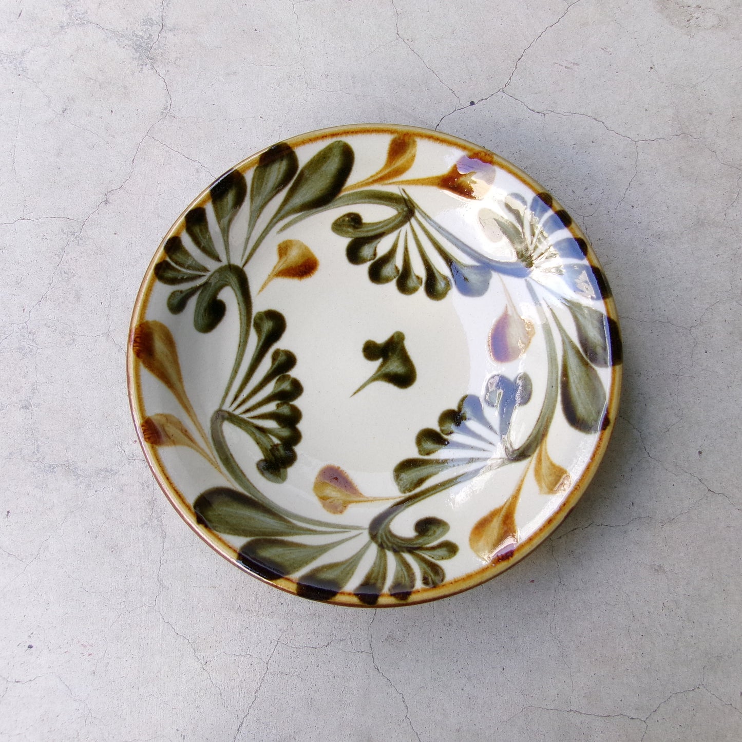 壺屋焼 陶眞窯 7寸皿【黒ゴス唐草】