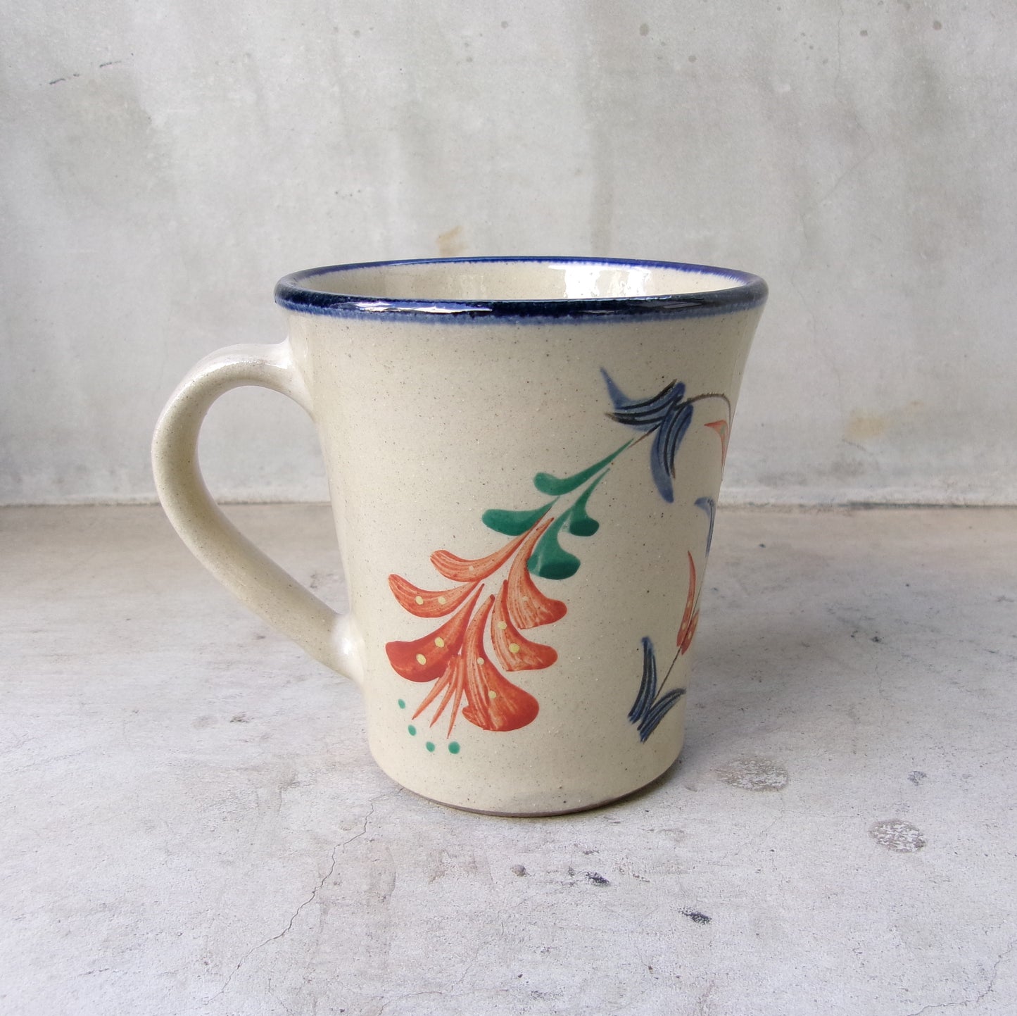 壺屋焼 陶眞窯 マグカップ【赤絵デイゴ】