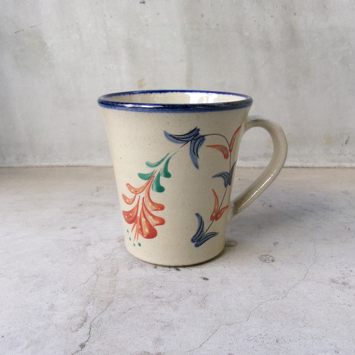 壺屋焼 陶眞窯 マグカップ【赤絵デイゴ】