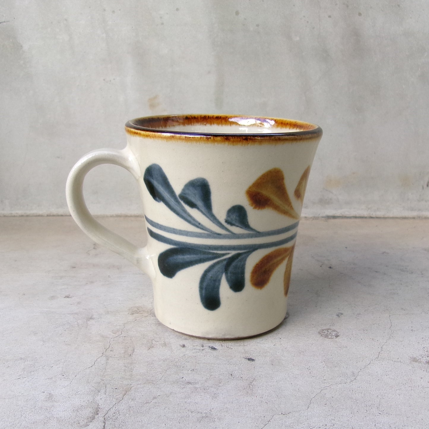 壺屋焼 陶眞窯 マグカップ【デイゴ唐草】