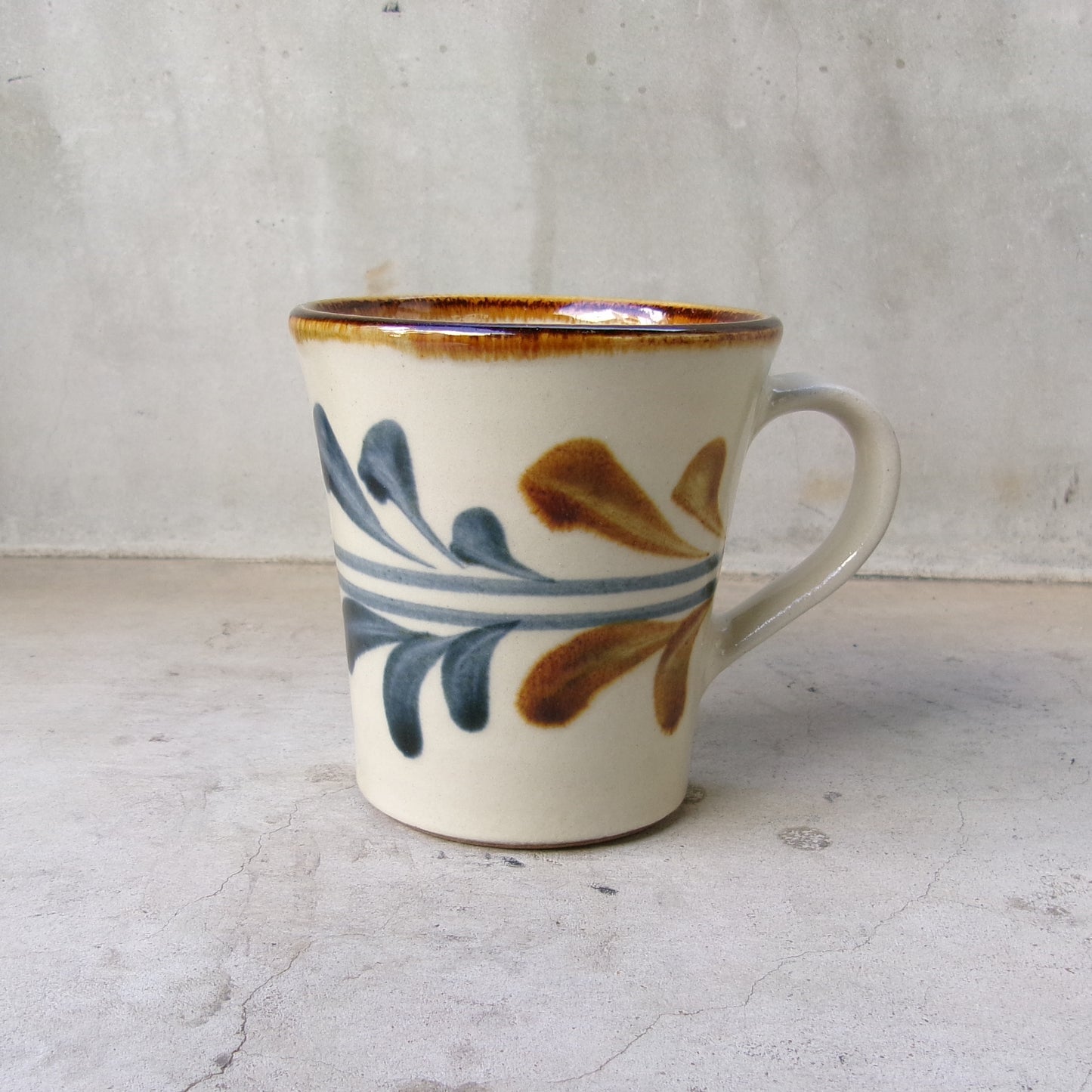 壺屋焼 陶眞窯 マグカップ【デイゴ唐草】