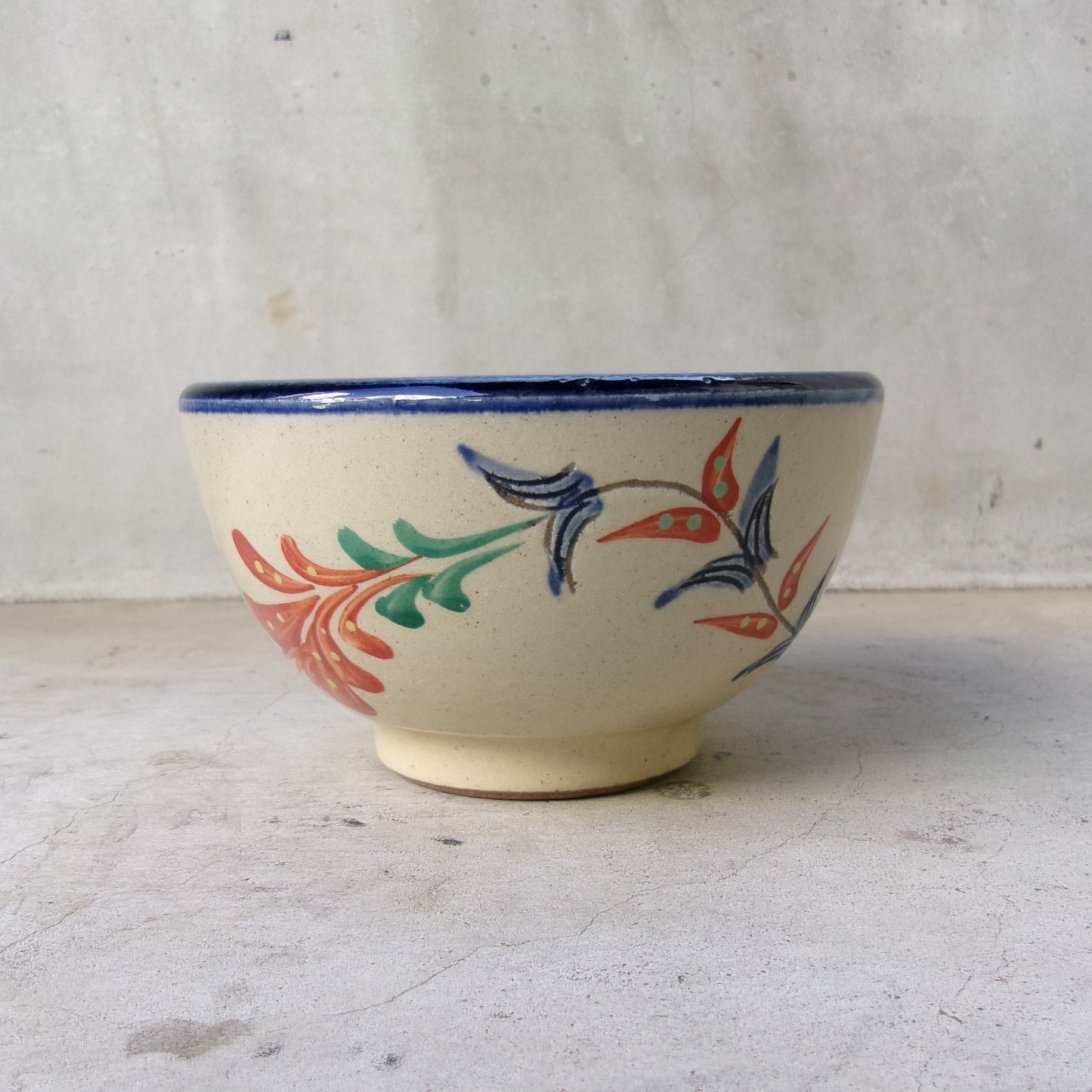 壺屋焼 陶眞窯 汁マカイ【赤絵デイゴ】