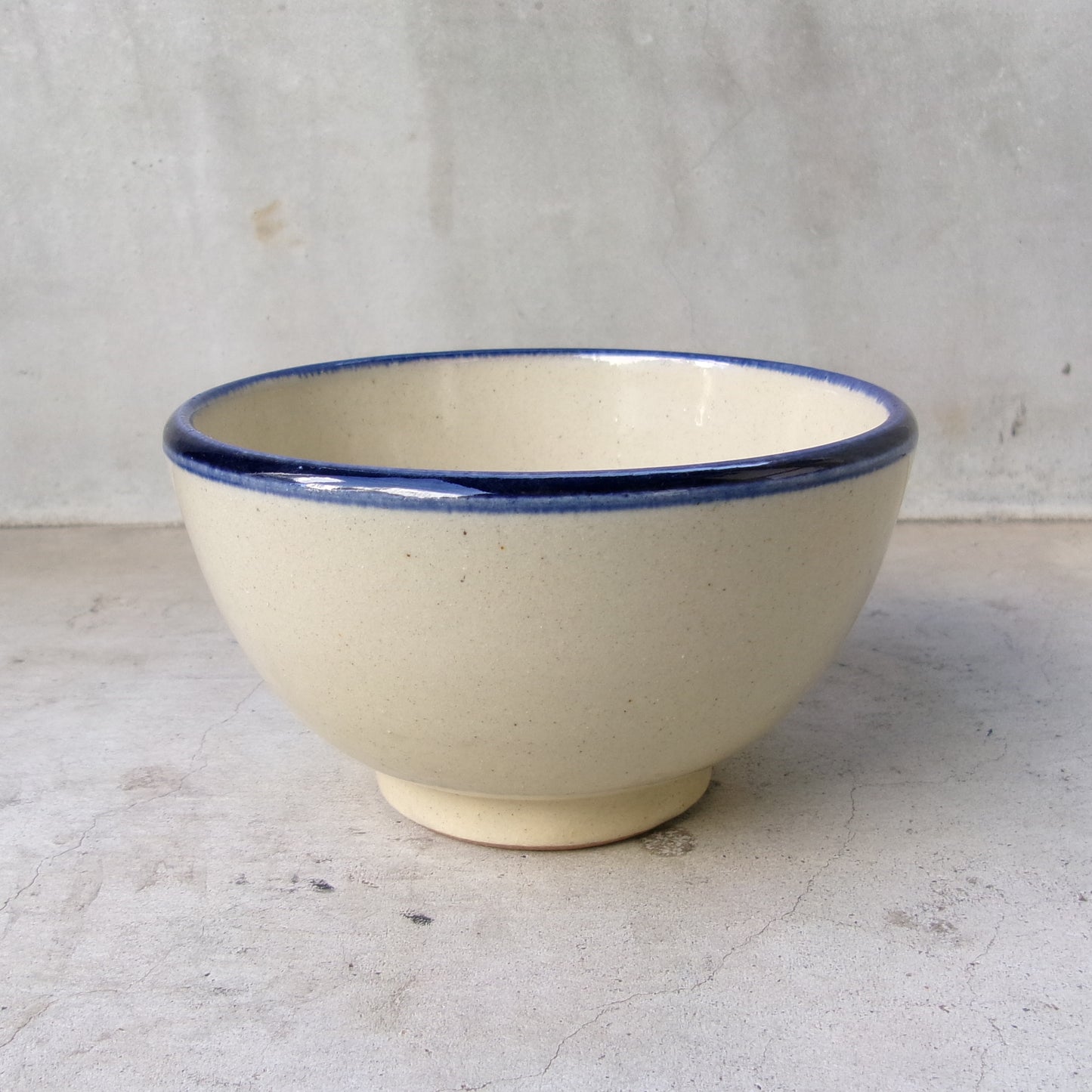 壺屋焼 陶眞窯 汁マカイ【赤絵デイゴ】