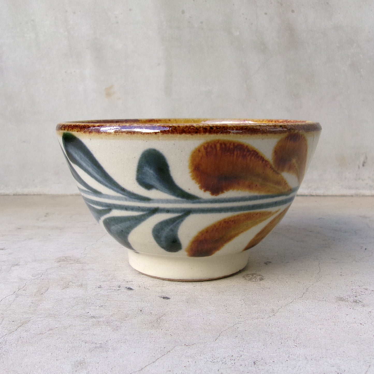 壺屋焼 陶眞窯 汁マカイ【デイゴ唐草】